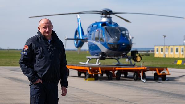 Umí policejní vrtulník měřit rychlost nebo číst registrační značky? Zeptali jsme se přímo pilota